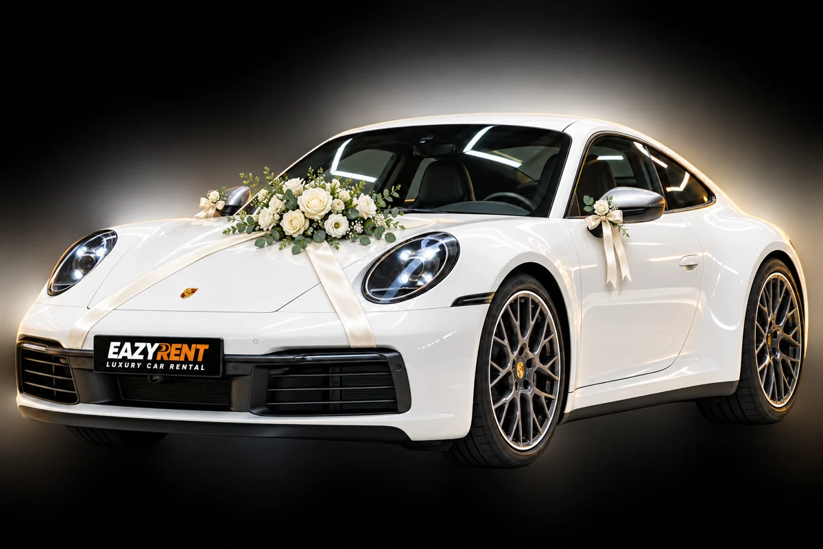Weißer Porsche 911 mit Blumen und Schleifen als Hochzeitsmotiv
